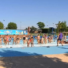 Un monitor deportivo imparte una clase en la piscina de olas de Lusiberia.