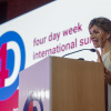 Analizar desde múltiples puntos de vista la posibilidad de implantar la semana laboral de cuatro días sin perder productividad es el objetivo de la cumbre internacional que se celebra en València, que reúne a políticos, sindicalistas y profesionales de la economía, del derecho del trabajo, las políticas de género y la tecnología-.En la imagen,la vicepresidenta segunda del Gobierno, Yolanda Díaz interviene en el acto.