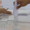 Un agricultor deposita un voto en las elecciones al campo