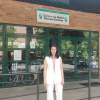 Joven MIR a las puertas del centro de salud donde trabajará