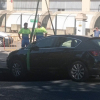 Coche remolcado tras estar a punto de caer en un socavón