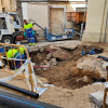 Agujero creado tras el paso de un camión cargado con una excavadora
