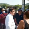 El presidente de la Junta, frente a los ciudadanos que protestaban por la actuación frente al incendio de Casas de Miravete