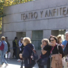Turistas en la entrada del Teatro Romano de Mérida