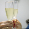 Brindis con dos copas de cava