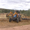 Joven agricultor con tractor en el campo.