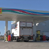 Un transportista echa gasolina en una estación de servicio