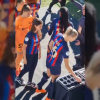 Varias jugadoras del FC Barcelona recogen las medallas de campeonas de la Supercopa de España