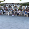 Ambiente en una terraza de un bar de la Plaza de España 