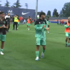 Jugadores del Mérida aplauden a la afición desplazada al final del encuentro