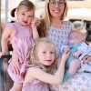 Madre con sus tres hijos