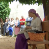 Actriz interpretando a judía sefardí en ruta turística teatralizada.