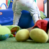 Una niña juega en una guardería de la región
