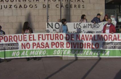 Plataforma civica por Navalmoral de la Mata en la puerta de la audiencia provincial de Cáceres.