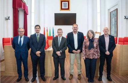 García-Page visita el Ayuntamiento de Mérida para mantener un encuentro con el alcalde