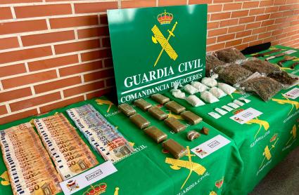 Dinero, droga y armas intervenidos