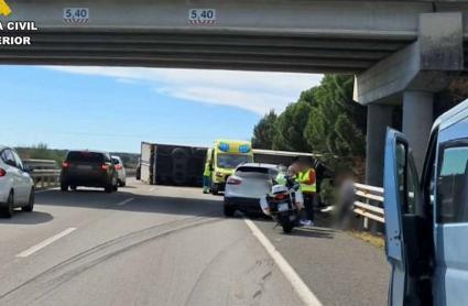 Corte parcial de la A-5 por el vuelco de un camión articulado y la colisión de dos turismos 