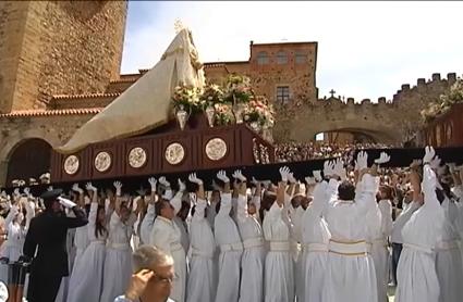 El encuentro del Cristo Resucitado y Nuestra Señora de la Alegría cierran la Pasión de Cáceres