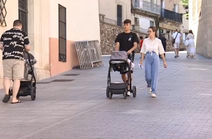 Comienzan los trámites para suprimir el límite de renta en las ayudas a la natalidad en Extremadura