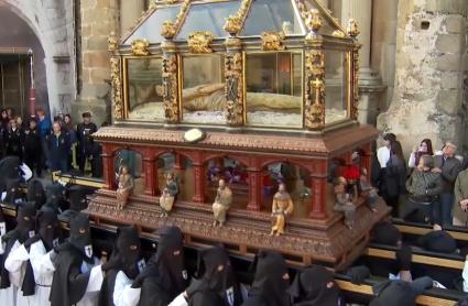 La cofradía de Nuestra Señora de la Soledad y El Santo Sepulcro han tomado las calles de Plasencia