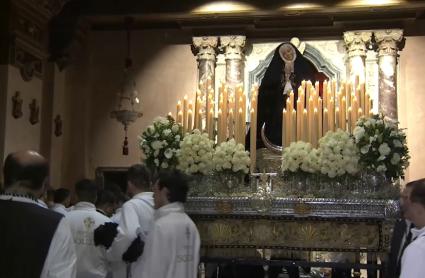 El Santo Entierro y la Soledad de luto salen este Viernes Santo en Badajoz mirando al cielo por la lluvia