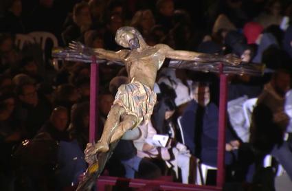 La emoción del Vía Crucis en el Anfiteatro Romano toma la madrugada emeritense