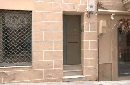 Apartamentos turísticos con la placa arrancada