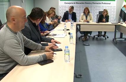 Junta y sindicatos retoman la negociación de la subida salarial docente con "buena predisposición" y "optimismo"