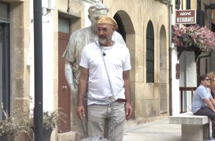 El artista Antonio Morán se encadena a su obra en Plasencia para pedir que no la trasladen