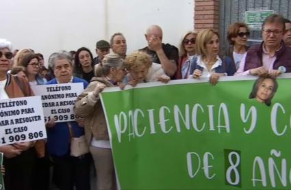 Los vecinos de Hornachos concentran en apoyo a la familia de Francisca Cadenas