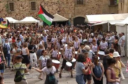 El festival Womad de Cáceres se despide este domingo con su tradicional pasacalles al ritmo de la percusión