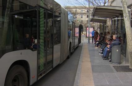 Los mayores de 65 años de Cáceres ya pueden viajar gratis en el bus urbano con el "Bono sénior"