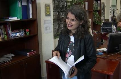 Irene de Miguel, portavoz de Unidas por Extremadura, con la propuesta, para registrarla en la Asamblea de Extremadura