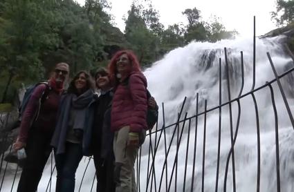 Turistas en la Cascada del Caozo, en Piornal, durante el puente mayo