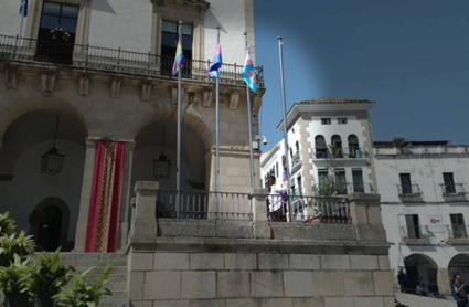 Retiran sin autorización las banderas LGBTI del ayuntamiento cacereño
