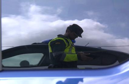 Detenido un conductor a la altura de Acedera que dio positivo en drogas y transportaba un kilo de metanfetamina