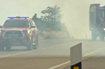 El humo de un incendio en Mérida dificulta la visibilidad en la N-V 