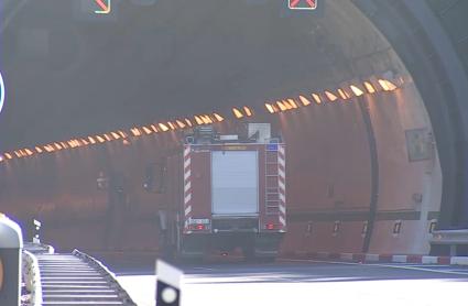 Corte total de la circulación en el tunel de Miravete en sentido Badajoz por el vuelvo de un camión