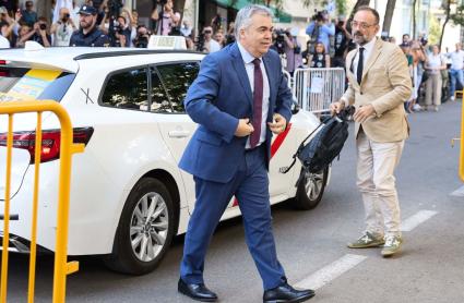 El exsecretario de Organización del PSOE Santos Cerdán a su llegada a declarar en el Tribunal Supremo