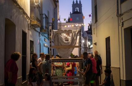 Las sillas que reivindican el arte de "tomar el fresco" vuelven a los pueblos extremeños