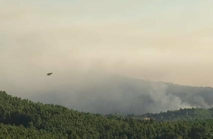 El incendio en Las Hurdes tiene abierta una "ventana de oportunidad" hasta las 18,00 horas, cuando cambiará el viento