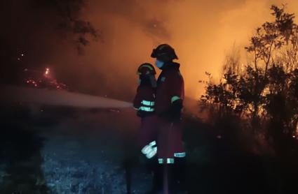Bomberos trabajando en el incendio forestal de Jarilla