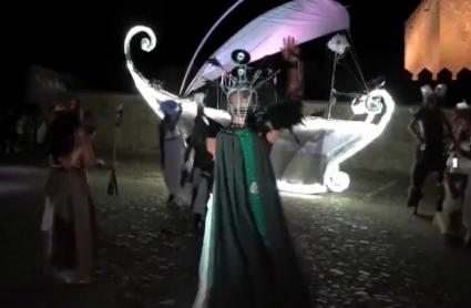 Los dioses bailan alrededor del barco de 'Sócrates en la nube'