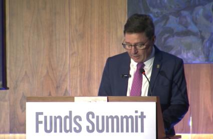 El consejero de Economía, Guillermo Santamaría, en el centro de la foto, durante la inauguración del IV Foro Funds Summit que se celebra en Cáceres