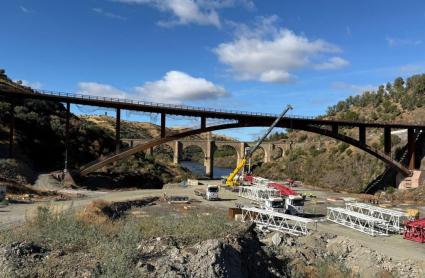 Trabajos finales en el nuevo puente de Alcántara