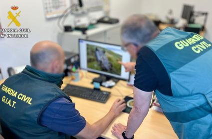 Agentes de la Guardia Civil durante la investigación