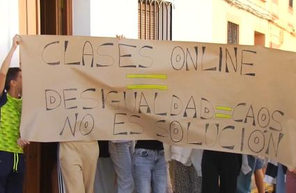 Protestas por la situación del transporte escolar en Extremadura, y la enseñanza online