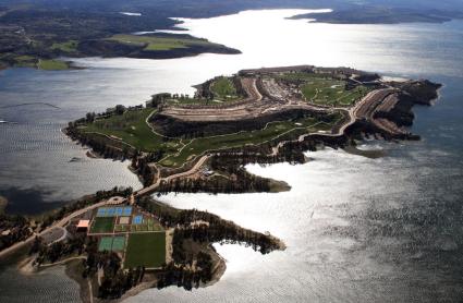 El Tribunal Constitucional (TC) ha rechazado por unanimidad el recurso que presentó la Junta de Extremadura contra la decisión del Tribunal Supremo de ordenar demoler la 'Isla de Valdecañas'
