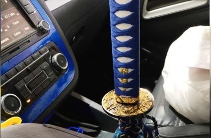 Una catana como palanca de cambios a juego con el salpicadero
