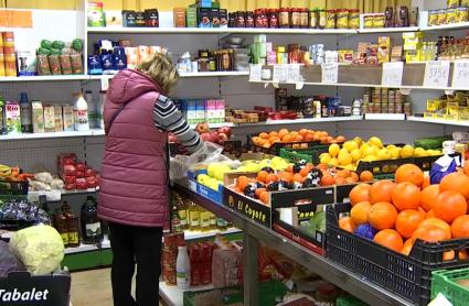 Persona comprando en un supermercado 